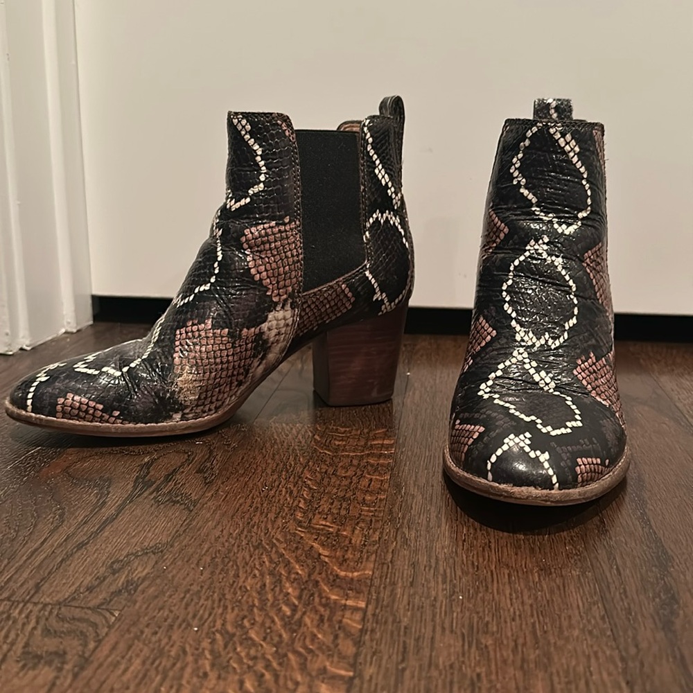 Leather ankle boots. Madewell leather. Size 6. Worn but in good condition.